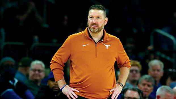 Texas coach Chris Beard against Illinois.